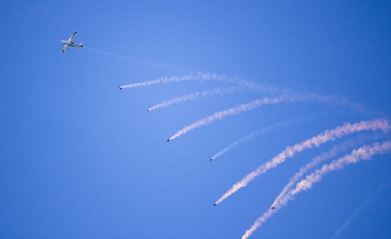 air Vehicle, order, teamwork, airshow, vapor Trail, cooperation, jump, aerobatics, no people, parachutist, outdoors, day, mode of transportation, airplane