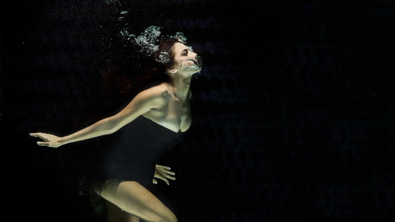 athlete, brunette, hairstyle, one person, cleavage, young women, motion, beautiful woman, model, indoors, 1080P, water, performance, underwater, sport