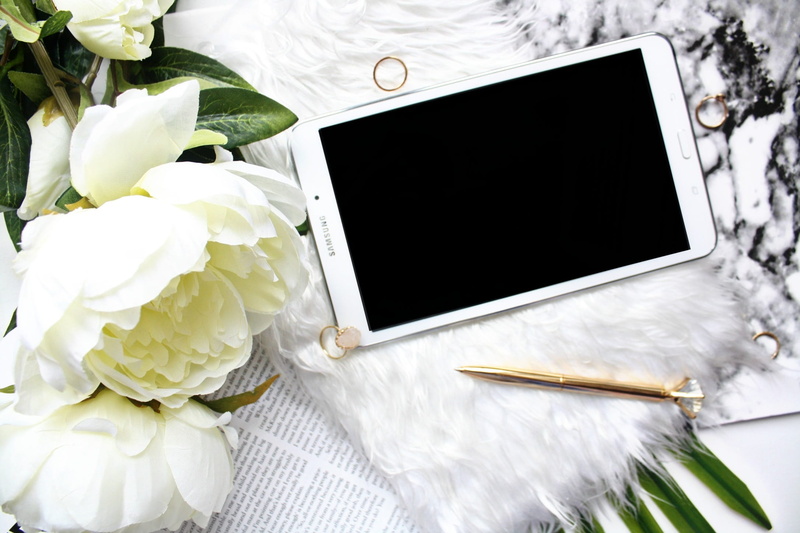 desk, close-up, flower head, plant, message, white, inflorescence, celebration event, flower, bouquet, wedding, freshness, rose, life events, no people