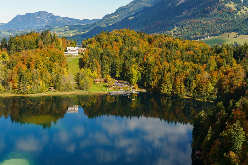 tree, tranquil scene, grassy knoll, autumn colours, mountain landscape, skiflug, forest, change, reflection, water, bergsee, ski jumping, sky, building
