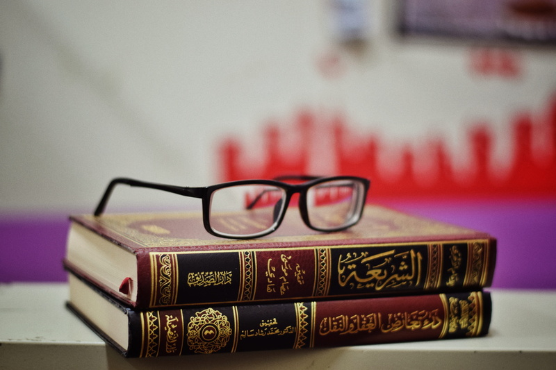 selective focus, red, room, accessories, glasses, eyeglasses, drink, book, personal accessory, books, beverage, no people, stacked, still life, kacamata