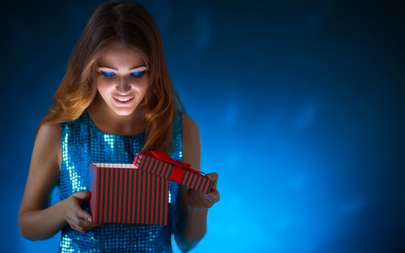 emotion, presents, waist up, gift box, blue, lifestyles, hairstyle, leisure activity, happiness, positive emotion, lights, teeth, blue background, indoors