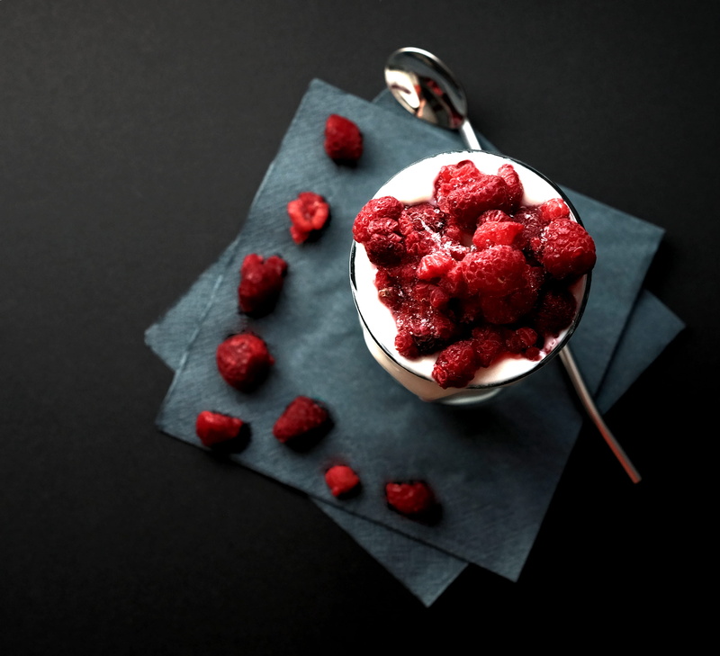 high angle view, joghurt, cherry, studio shot, close-up, ripe, food and drink, kalt, no people, napkin, healthy eating, beside, freshness, yoghurt, ready-to-eat