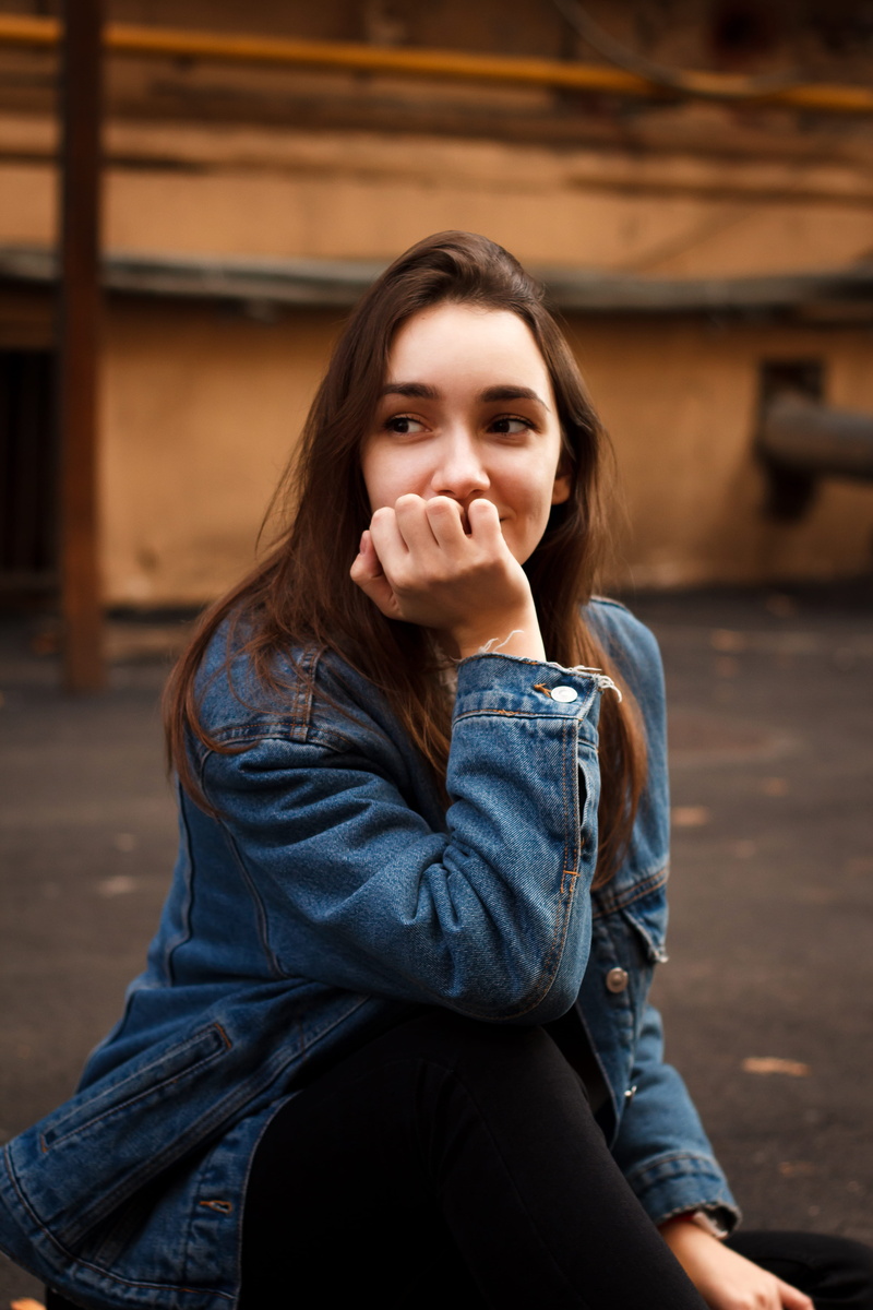 focus on foreground, casual clothing, photo, denim, teen, lifestyles, focus, attractive, jeans, female, blur, young women, wearing, portrait, hair, girl
