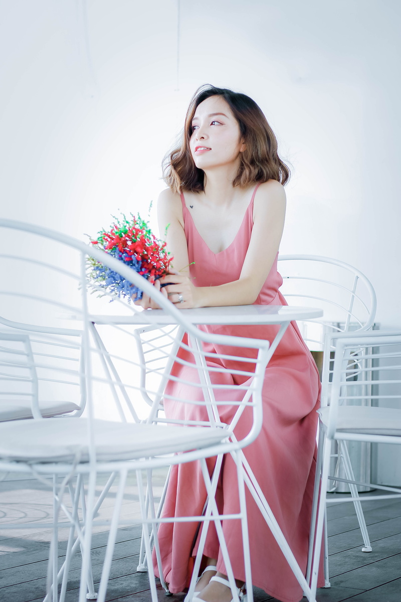 fashionable, smiling, portrait, photoshoot, contemplation, 5K, nature, seat, posture, glamour, women, model, young adult, lifestyles, young women, dress
