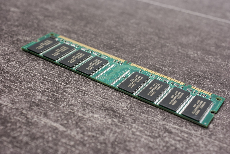 selective focus, ddr, outdoors, chips, technology, ram memory, memory, compaq, city, no people, table, compaq 323012-001, communication, 64 mb, man made