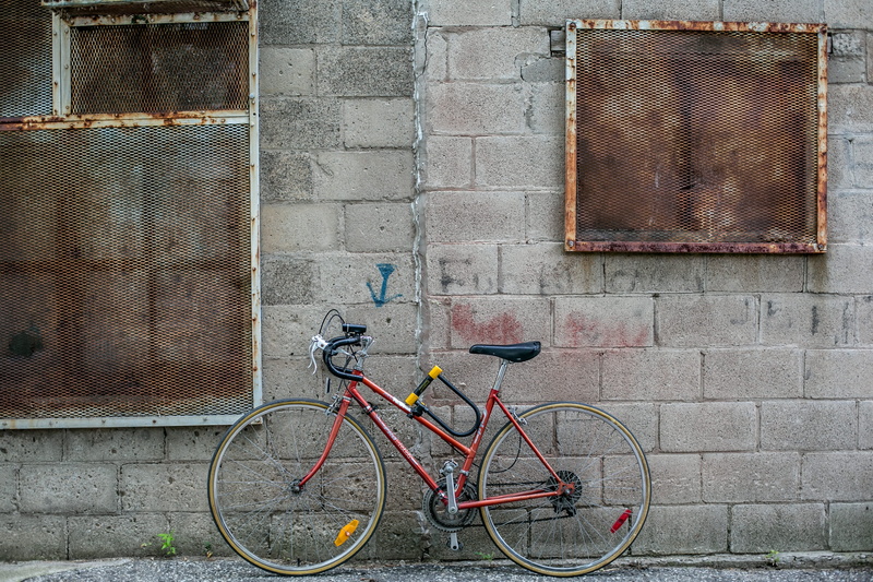 leaning, drop, wall, wall - building feature, stationary, concrete, day, built structure, no people, bicycle, gray, daytime, basket, 2K, black, footpath