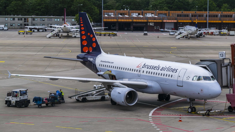 gangway, futuristic, journey, holiday, means of rail transp, business trip, stationary, arrival, day, aircraft, airbus, safety, incidental people, air vehicle