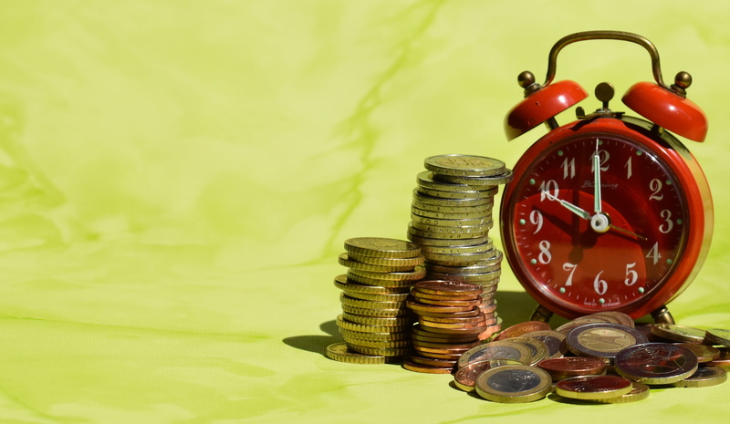 number, reserve, pile, large group of objects, clock face, coin, finance, bell, merit, colored background, currency, alarm, cash and cash equivalents, coins