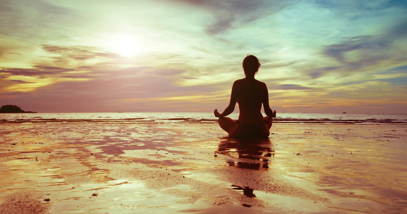 women, meditation, horizon over water, real people, sunlight, sea, horizon, nature, sunset, holiday, cloud - sky, trip, beauty in nature, water, vacations