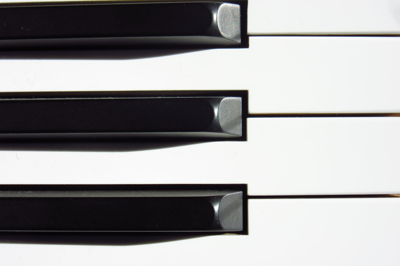 indoors, no people, piano, black color, shape, shiny, studio shot, piano key, metal, 4K, white color, in a row, photography, piano keys, arts culture and entertainment