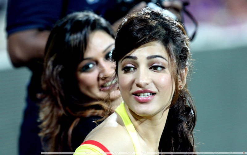 happiness, child, beautiful woman, hairstyle, hair, togetherness, women, two people, indian, teenager, smiling, bollywood, singer, shruti hassan, body part