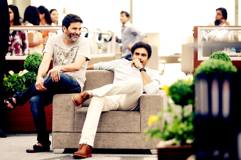 real people, emotion, women, sofa, Tollywood, young men, casual clothing, group of people, looking, young adult, togetherness, lifestyles, 1080P, men