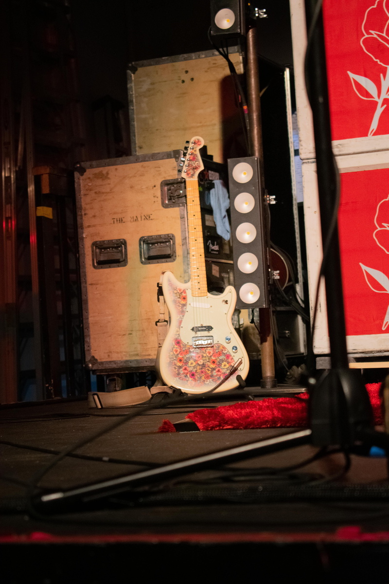 guitarist, woolys, equipment, selective focus, stage, bass guitar, white guitar, 5K, close-up, boxes, activities, string instrument, indoors, technology