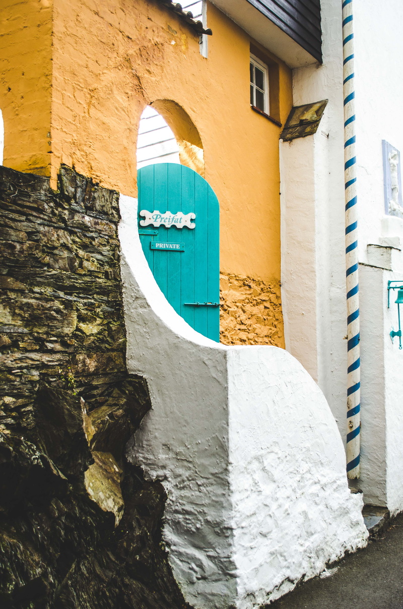 united kingdom, 4K, communication, wall, yellow, no people, residential district, wall - building feature, western script, day, nature, water, bright