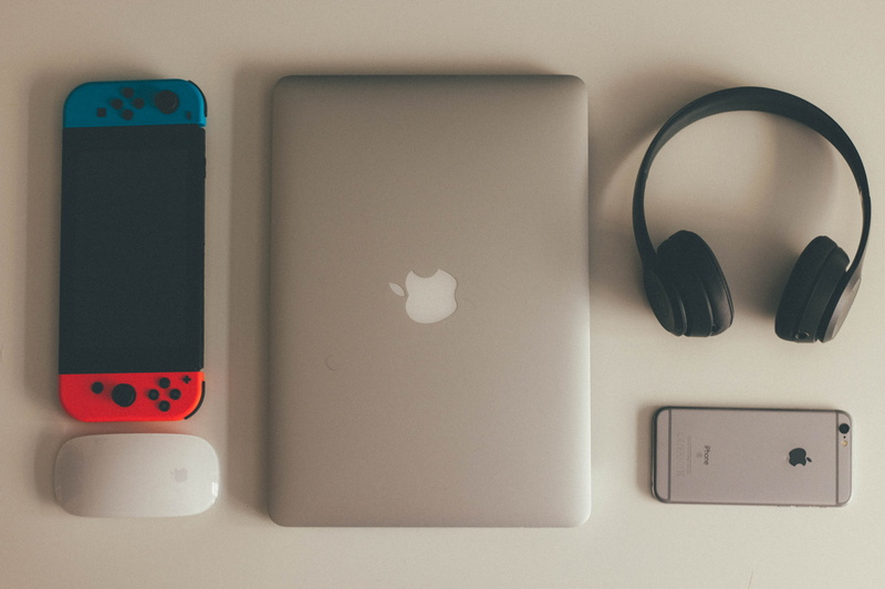 keypad, close-up, group of objects, indoors, eraser, choice, control, directly above, text, number, beats, mouse, switch, mac, videogames, tech, apple
