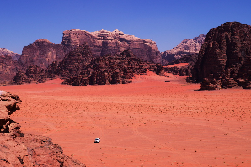 car, utah, near, blue, red Rocks, sand, eroded, outdoors, tranquil scene, scenics - nature, sandstone, rock formation, parks, white, scenics, travel Locations