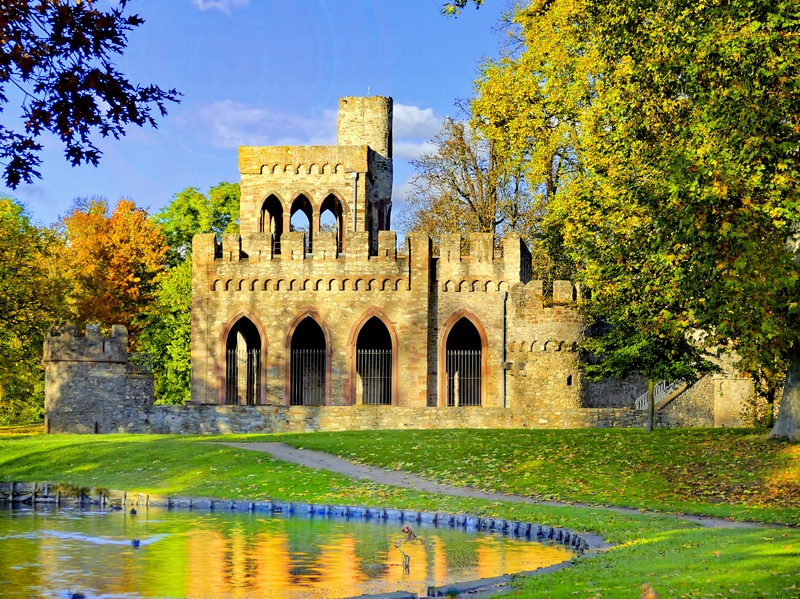 plant, outdoors, building exterior, 2K, no people, castle park, autumn, architecture, nature, tree, day, built structure, castle, reflecting pool, wiesbaden