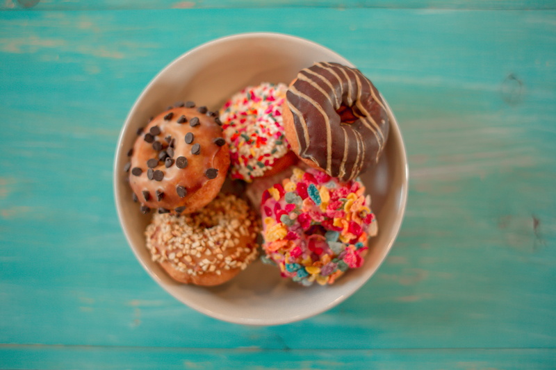baked, seven, plate, cake, ceramic, assorted, breakfast, donut, temptation, food, flavor, snack, ready-to-eat, freshness, close-up, no people, 5K, indulgence