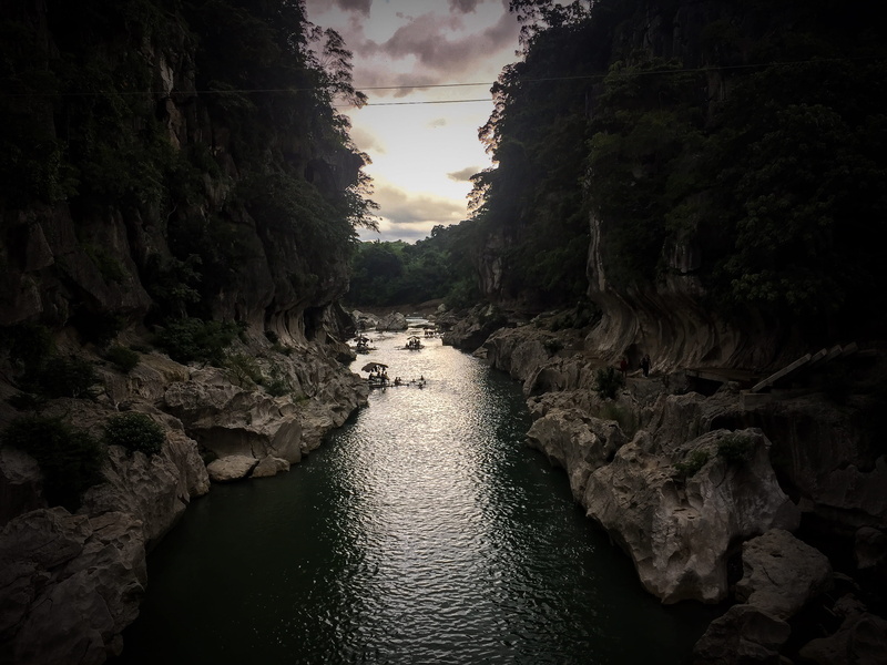 cloud - sky, sky, rock - object, tranquility, non-urban scene, outdoors, solid, beauty in nature, pias, tree, water, tranquil scene, cliff, rock formation