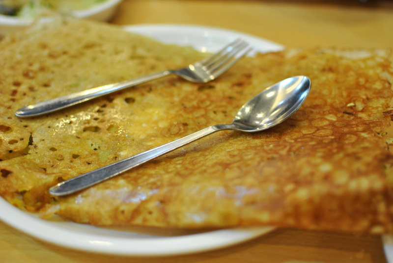 cuisine, food, household equipment, crockery, selective focus, food and drink, pancake, brown, restaurant, kitchen utensil, fresh, gray, spoon, empty plate