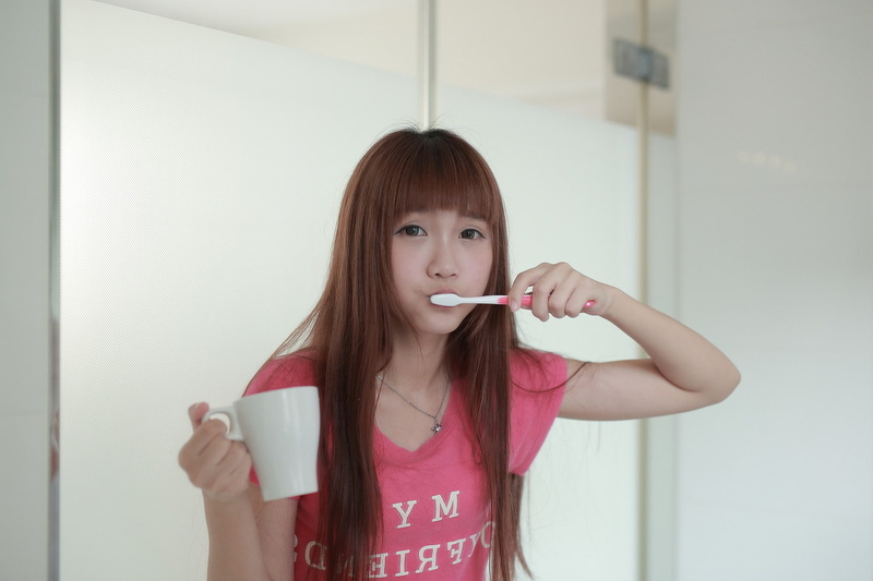 long hair, eating, Asian, indoors, toothbrush, 1080P, bangs, food and drink, drinking, food, portrait, one person, Ji Xin Qiao, women, brown hair, holding