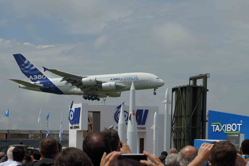 flugshow, crowd, maneuver, large group of people, paris, mode of transportation, 4K, adult, aircraft, day, fair, airliner, protestor, flying, outdoors