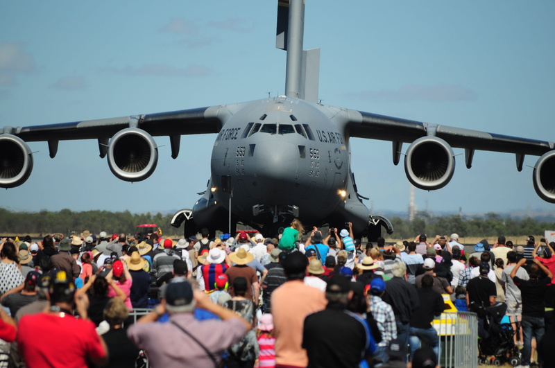 large group of people, 4K, group of people, outdoors, aeroplane, nature, women, airplane, city, military, cargo plane, men, plane, sky, transportation