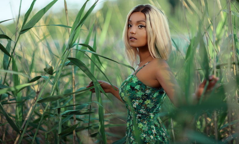 leisure activity, portrait, beauty, one person, three quarter length, blonde, growth, field, young women, standing, women outdoors, Paul Pour, hairstyle