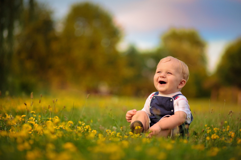 one person, flowering plant, selective focus, childhood, nature, real people, day, 4K, children, cute, young, grass, plant, child, innocence, babyhood