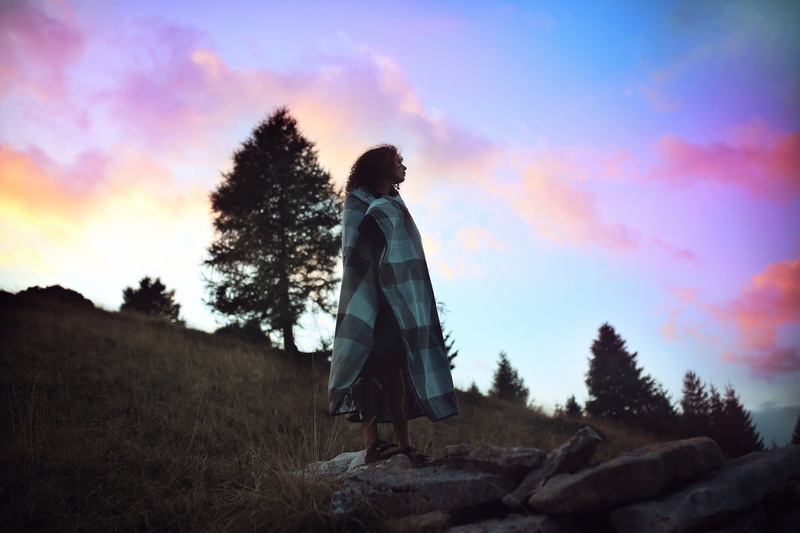 plant, lifestyles, land, 1080P, sky, women, tree, standing, nature, full length, cloud - sky, rear view, field, tranquility, looking at view, beauty in nature