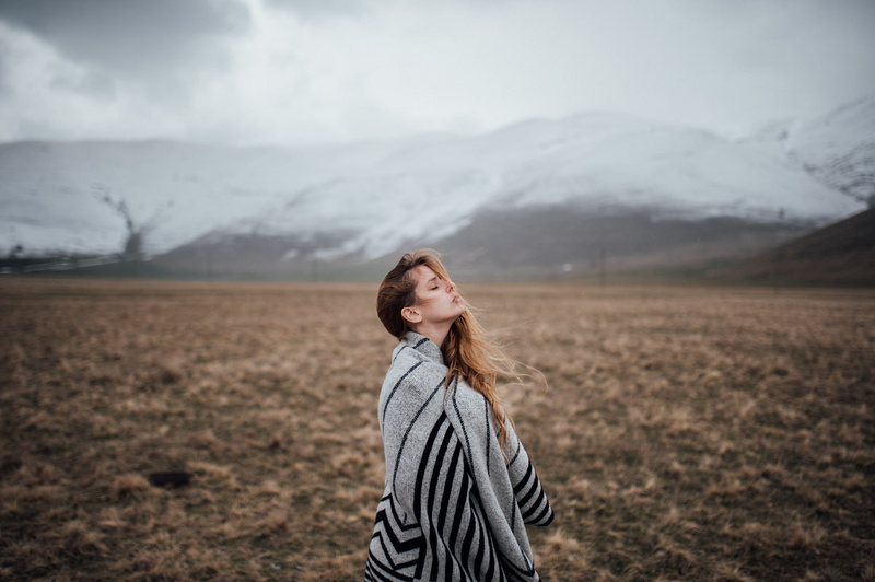 women outdoors, brunette, closed eyes, blankets, women, 1080P, hair in face