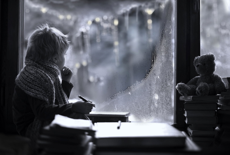 winter, sitting, 1080P, lifestyles, look, sculpture, bear, waist up, one Person, child, creativity, caucasian Ethnicity, people, toy, women, glass, learning
