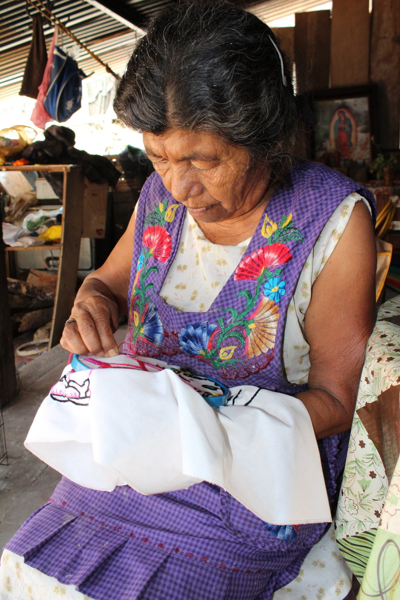 casual clothing, white, chatina, senior adult, day, holding, lifestyles, senior women, 5K, leisure activity, three quarter length, oaxaca, indigenous
