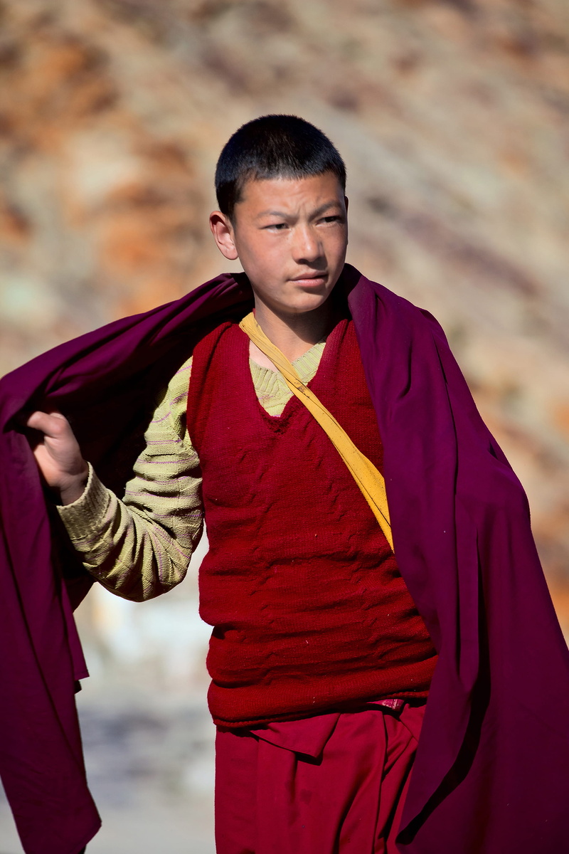 traditional clothing, blanket, shawl, real people, lifestyles, red, portrait, three quarter length, holding, purple, leisure activity, man, focus on foreground