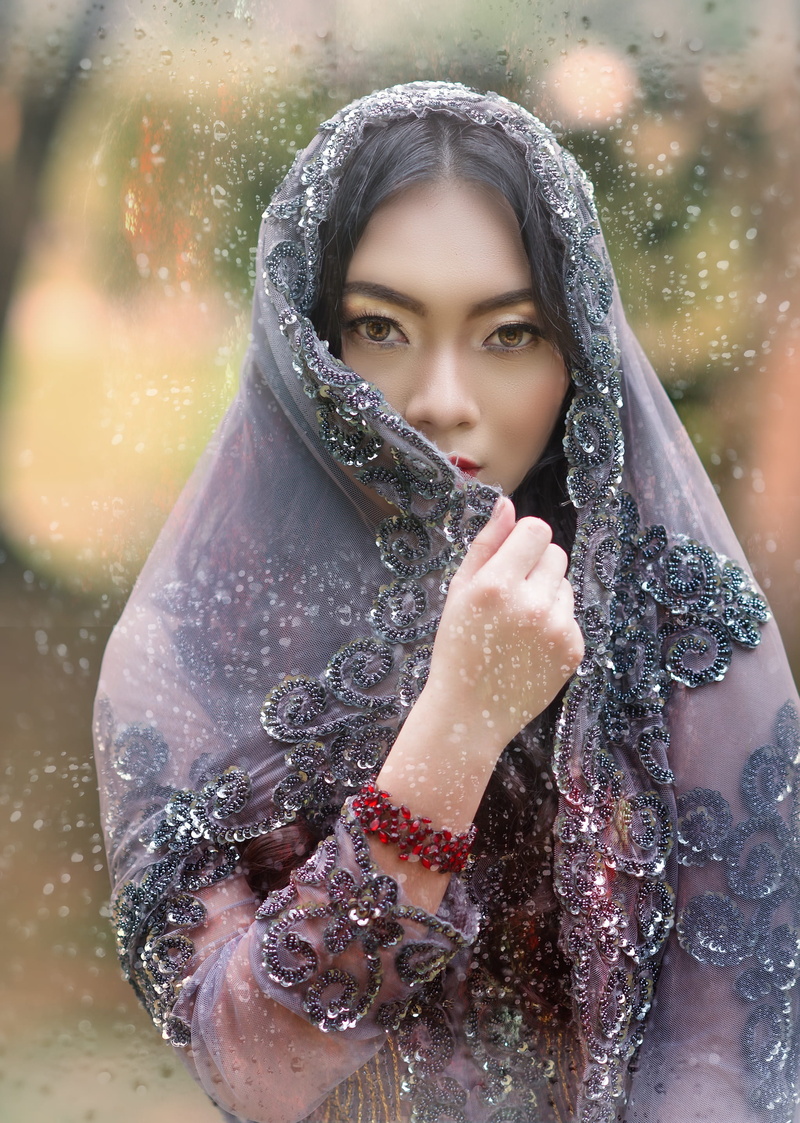 2K, shawl, stare, warm clothing, eyes, clear, women, beauty, woman, lifestyles, long hair, looking at camera, perfect, one person, outdoors, young adult