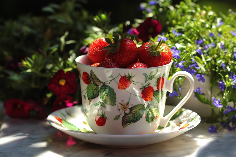 2K, mood, strawberry, cottage, saucer, ripe, mug, composition, food, Cup, still life, cute, juicy, light, bouquets, submission, the first harvest, summer