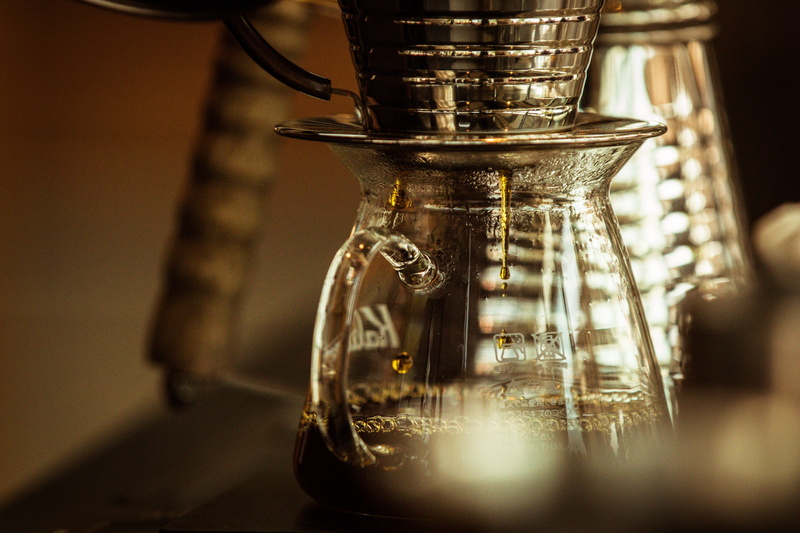 table, food and drink, day, coffee brewing, 5K, water, close-up, container, drink, metal, still life, transparent, coffee bar, household equipment, drip station