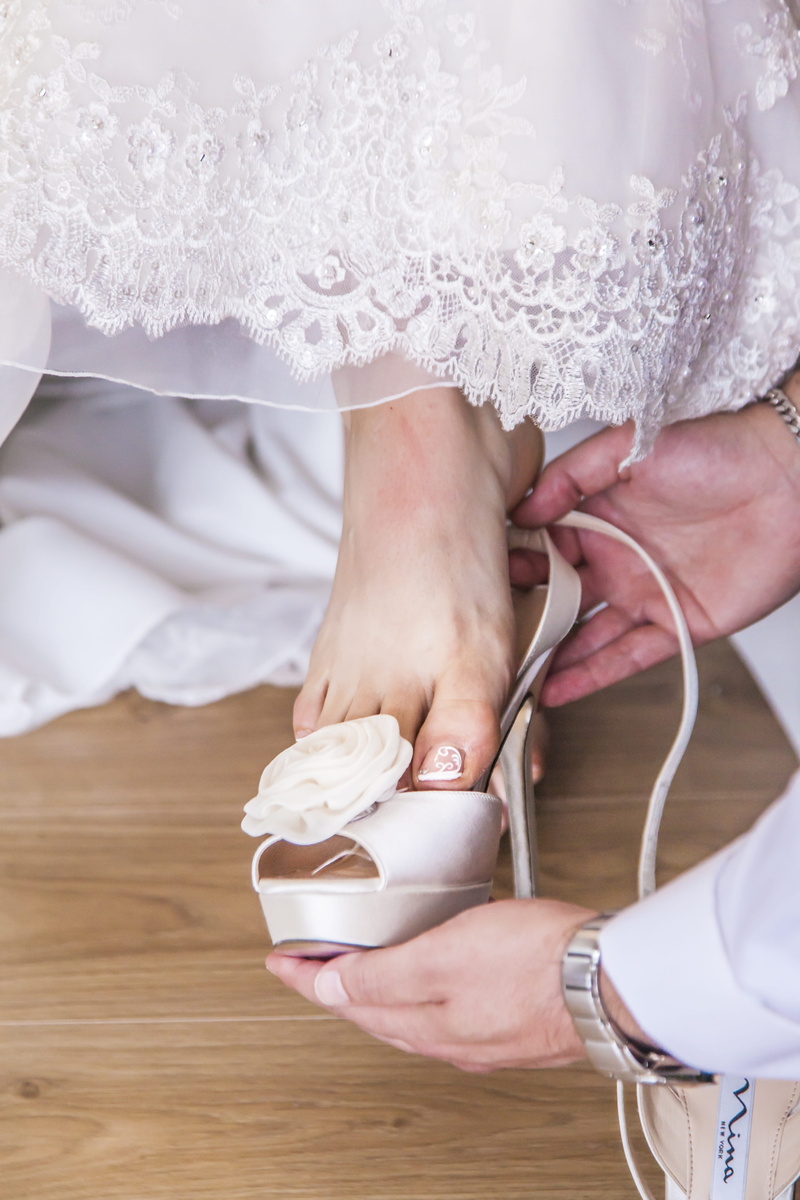men, marriage, adult, two people, people, heel, hand, togetherness, lifestyles, fine, indoors, human hand, whites, wearing, wedding, shoe, person, 5K