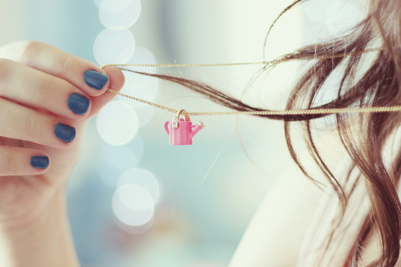 lacquer, pendant, body part, colored, hair, background, chain, adult, can, long hair, leisure activity, necklace, one person, day, lifestyles, real people