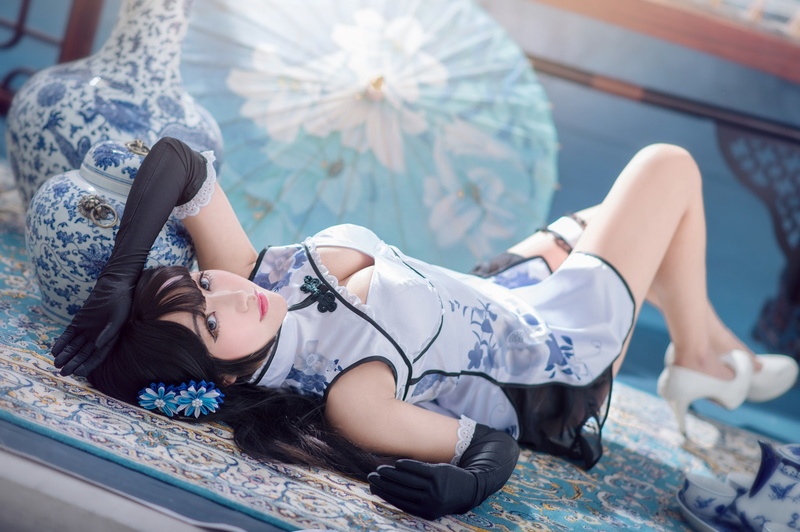 pose, brunette, sexy, pattern, long-haired, costume, background, 1080P, vases, image, sofa, girl, umbrella, makeup, face, style, cutie, look, shoes, dress