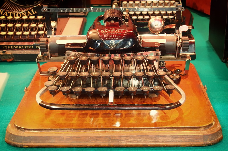 history, rare, arrangement, retail, typewriters, store, 1080P, macro, table, large group of objects, the past, wood - material, antique, in a row, no people