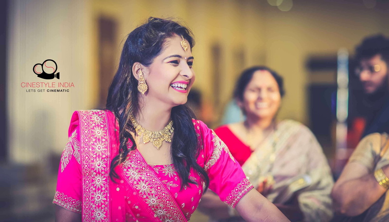 young adult, people, teeth, beauty, smiling, store, indoors, customer, 2K, toothy smile, phtography, group of people, adult, cheerful, young women, happiness