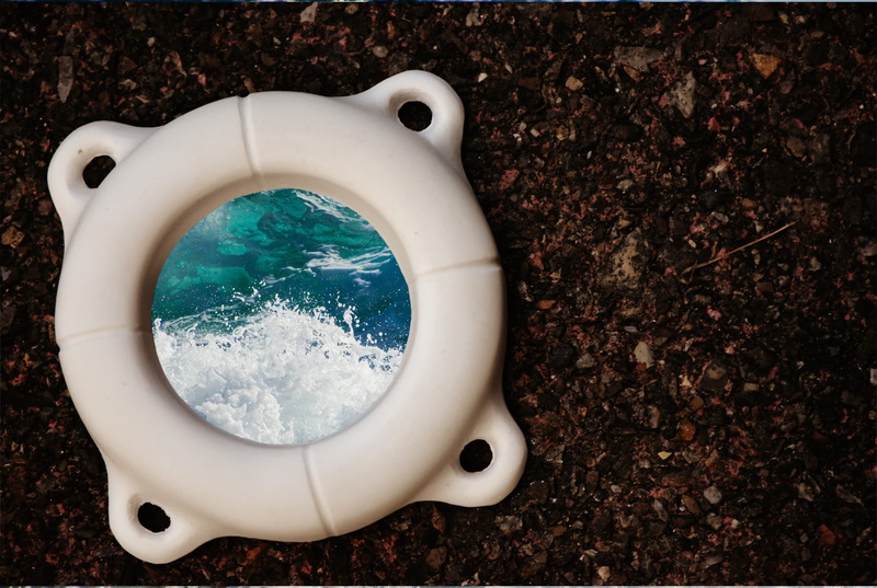 white color, outdoors, Lifebelt, day, nature, 1080P, plastic, directly above, Water, Blank, no people, still life, beach, Gypsum, land, human representation