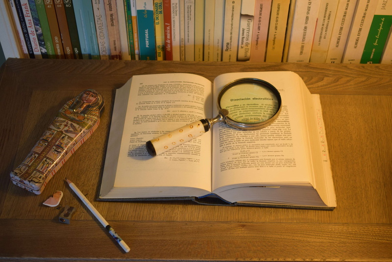 publication, libro, egipto, paper, studying, book, wood - material, boblioteca, learning, 4K, no people, bookshelf, pen, estudio, education, still life