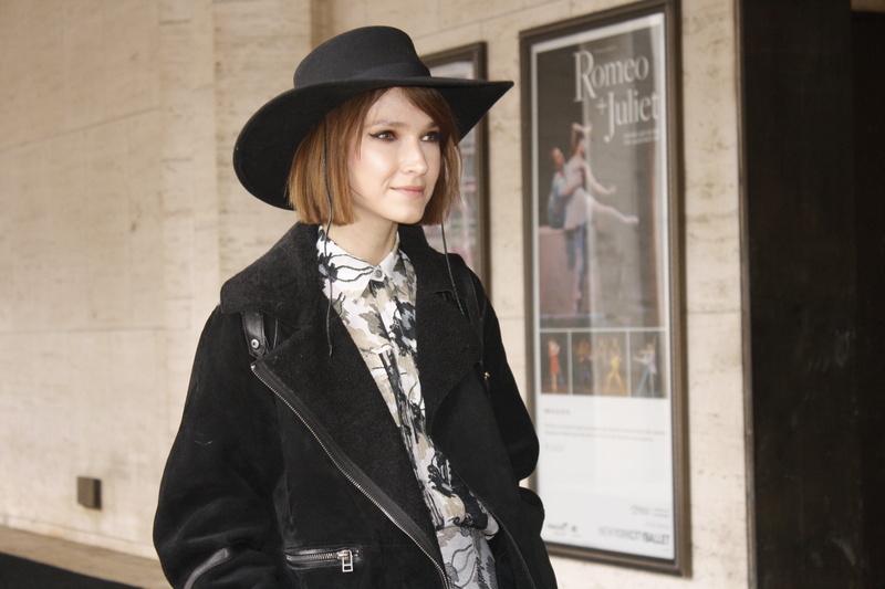 lifestyles, clothing, black color, leather, new york, juliet, waist up, young adult, short hair, beside, young women, 4K, street style style, beauty, beautiful woman