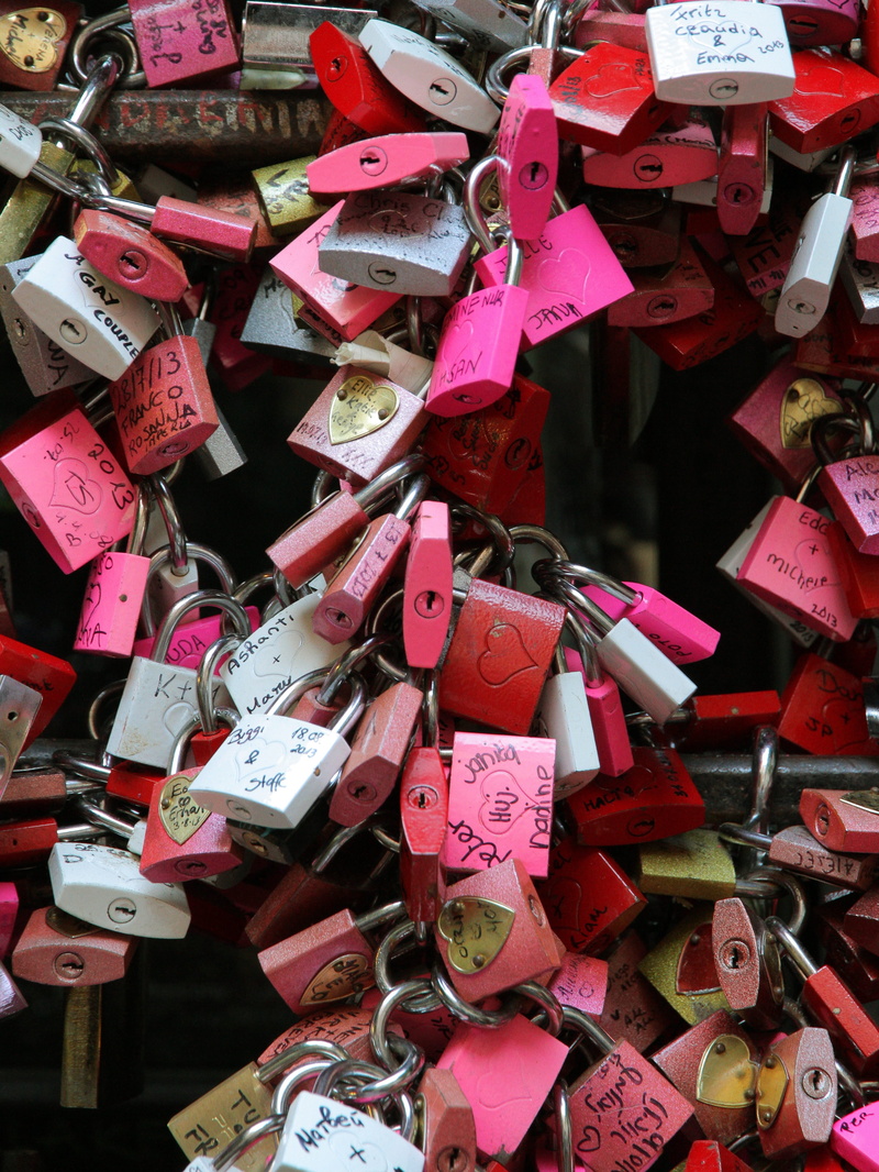 hanging, locks, romantic, abundance, outdoors, multi colored, emotion, love lock, giulietta, italy, europe, travel, 4K, safety, juliet, romeo, wedding