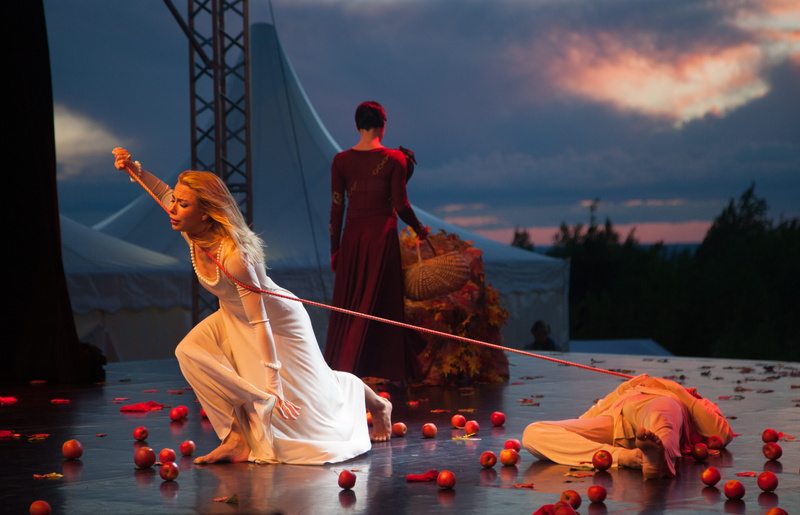 outdoors, people, shakespeare, romeo and juliet, leisure activity, nature, spirituality, submission, culture, 5K, Ballet, performing, real people, adult