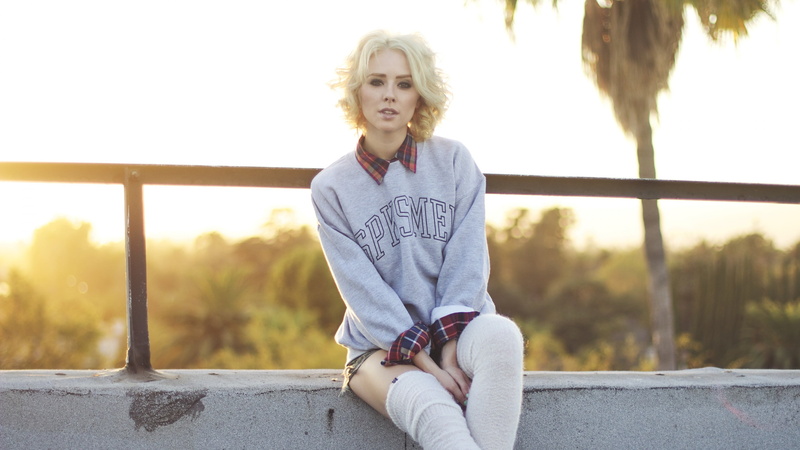 casual clothing, short hair, looking at camera, front view, nature, Alysha Nett, day, railing, leisure activity, one person, real people, blond hair, 4K