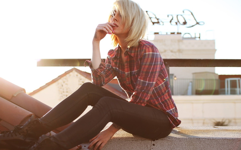 casual clothing, 1080P, relaxation, leisure activity, painted nails, outdoors, young adult, model, adult, real people, day, urban, lifestyles, looking at viewer
